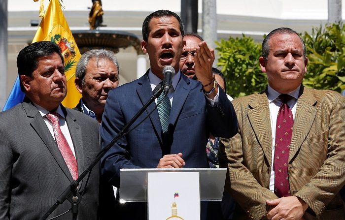 El jefe del Parlamento venezolano, Juan Guaidó, quien se proclamó presidente interino del país, aseguró este lunes que el terrorista del ELN que atentó el pasado 17 de enero contra una escuela de policía de Bogotá en que murieron 21 cadetes vivió durante años en Venezuela. EFE/Leonardo Muñoz