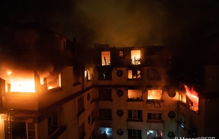 Las llamas devoran las últimas plantas del edificio de 8 plantas, situado en el distrito 16 de París, en el que este martes se ha declarado un incendio. EFE/ Benoit Moser FOTO CEDIDA