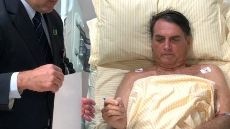 El estado de salud de Bolsonaro mejora pero aún no hay previsión de alta