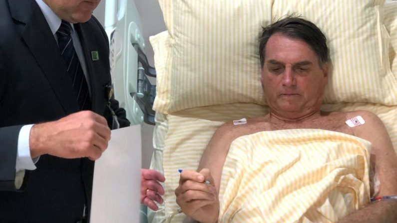 El mandatario brasileño, Jair Bolsonaro, presentó este martes una mejora en su estado de salud y fue autorizado para ingerir líquidos, aunque los médicos no adelantaron informaciones sobre una posible alta médica. (EFE)