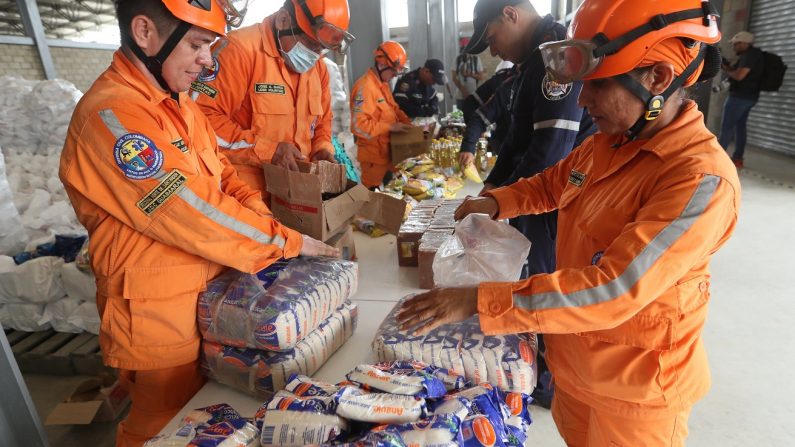 Autoridades organizan este viernes el cargamento con la ayuda humanitaria para Venezuela en un centro de acopio dispuesto en el puente internacional de Tienditas, en Cúcuta (Colombia). EFE
