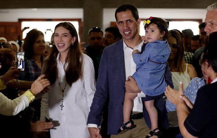 El jefe del Parlamento venezolano, Juan Guaidó (c), que el mes pasado se proclamó presidente encargado del país, llega a una misa en compañía de su esposa, Fabiana Rosales (i), y su pequeña hija Miranda, este domingo, en Caracas (Venezuela). EFE/Leonardo Muñoz