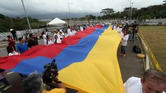 Médicos venezolanos cruzan la frontera para pedir paso de ayuda humanitaria