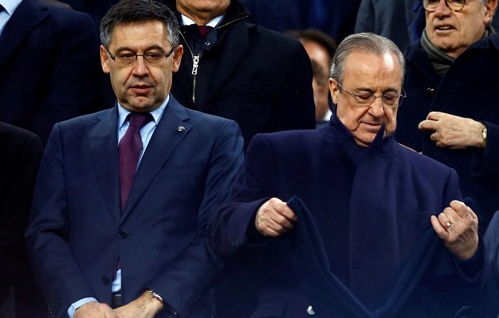 El presidente del FC Barcelona Josep Maria Bartomeu (i) y Florentino Pérez, presidente del Real Madrid, durante el partido de ida de las semifinales de la Copa del Rey que FC Barcelona y Real Madrid juegan esta noche en el Camp Nou, en Barcelona. EFE/Enric Fontcuberta.