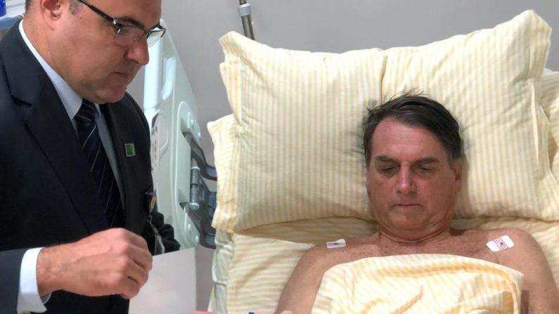 Jair Bolsonaro (d), en el hospital Albert Einstein, después de someterse a una cirugía de intestino delgado, en la ciudad de Sao Paulo. (EFE)