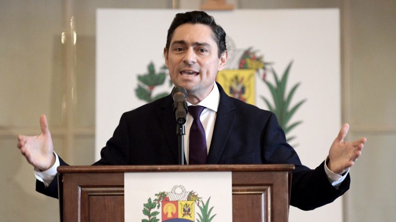 Carlos Vecchio, representante ante EE.UU. de Juan Guaidó, habla durante el inicio de la Conferencia Mundial de la Crisis Humanitaria en Venezuela, en la sede de la Organización de Estados Americanos (OEA), en Washington. EFE