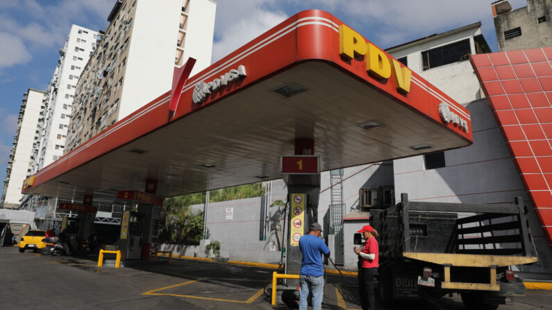 Vista de una estación de gasolina de Petróleos de Venezuela (Pdvsa), en Caracas (Venezuela). EFE/Archivo