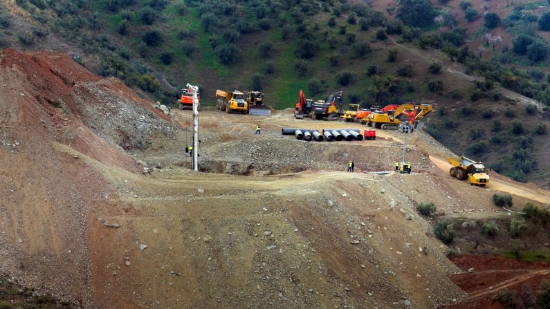 La Junta de Andalucía abrió un procedimiento sancionador por una infracción "muy grave" en materia de seguridad minera al propietario de la finca de Totalán (Málaga) y a la empresa de perforación del pozo en el que murió el pequeño Julen el pasado mes de enero. EFE.

