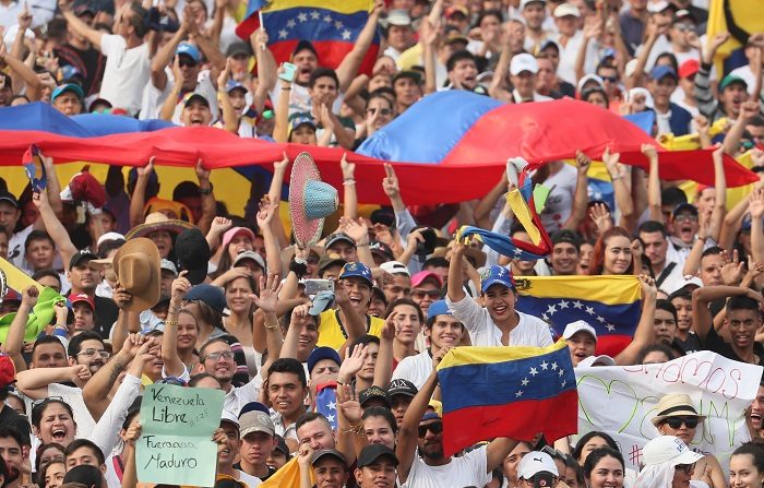 Cientos de personas comienzan a llegar para asistir al concierto Venezuela Aid Live este viernes, en Cúcuta (Colombia). EFE/ Mauricio Dueñas Castañeda