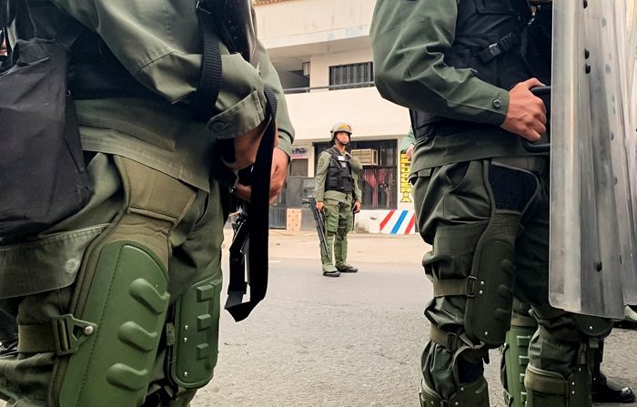 Cuatro miembros de la Guardia Nacional de Venezuela desertan en Cúcuta. EFE/HECTOR PEREIRA