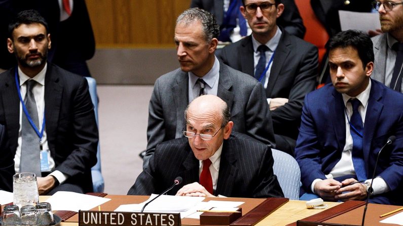 El enviado especial de Estados Unidos para Venezuela ante la ONU, Elliott Abrams (c), durante una reunión de urgencia sobre Venezuela en el Consejo de Seguridad de Naciones Unidas solicitada por Estados Unidos, en Nueva York. (EFE)