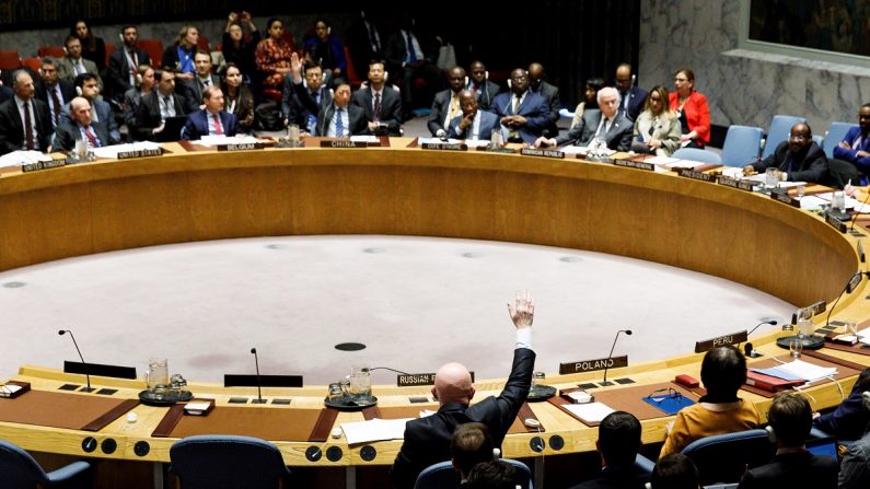 Vassily Nebenzia (c), embajador ruso ante las Naciones Unidas, veta un proyecto de resolución presentado por Estados Unidos en respuesta a la situación en Venezuela durante un Consejo de Seguridad de las Naciones Unidas el 28 de febrero de 2019, en la sede de las Naciones Unidas, en Nueva York (EE.UU.). EFE