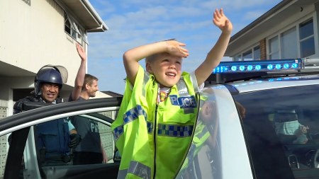 Un niño llama al número de emergencias e invita a la policía a su cumpleaños