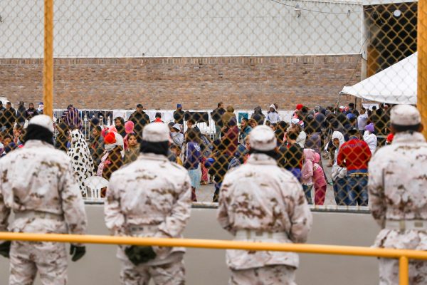 La policía y el personal militar mexicano vigilan las afueras de una antigua fábrica donde se encuentran alrededor de 1800 migrantes centroamericanos en Piedras Negras, México, el 8 de febrero de 2019. La mayoría de los migrantes esperan entrar a Estados Unidos y solicitar asilo. (Charlotte Cuthbertson/ La Gran Época)