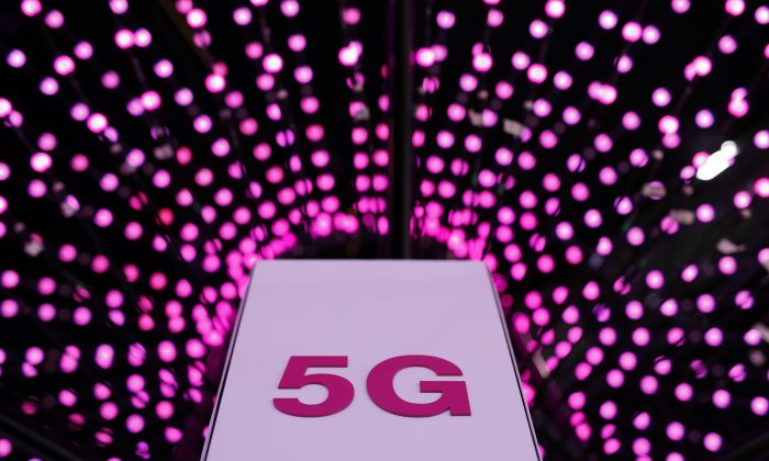 Una antena 5G en el stand de Deutsche Telekom el primer día del Mobile World Congress (MWC) en Barcelona el 26 de febrero de 2018. (PAU BARRENA/AFP/Getty Images)