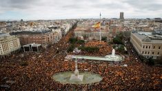 Miles de personas salen en Madrid por la unidad de España y piden dimisión de Sánchez