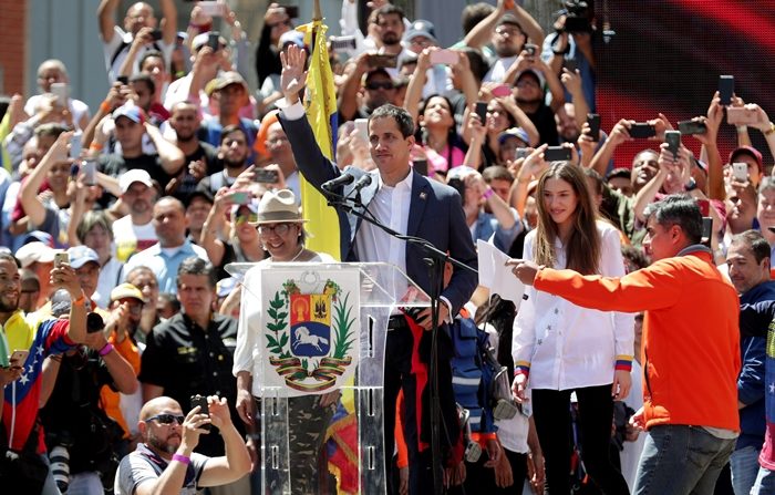 El presidente encargado de Venezuela, Juan Guaidó (c), junto a su mujer Fabiana Rosales (c-d), participa en una concentración contra el régimen de Nicolás Maduro, este martes, en el acomodado barrio de Chacao, Caracas (Venezuela). EFE/ Leonardo Muñoz