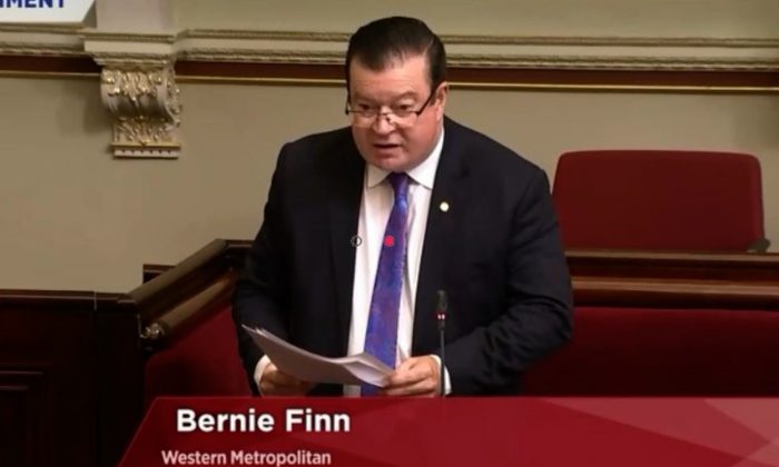 Bernie Finn, miembro del Parlamento por la Región Metropolitana Occidental, habla ante el Parlamento de Victoria, el 21 de febrero de 2018. (Parlamento de Victoria, Australia)