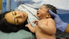 Mamá da a luz gemelos en un auto en movimiento y da instrucciones a su esposo para llegar al hospital