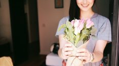 Recibe un ramo de flores de su papá fallecido cada cumpleaños, pero esta vez con una emotiva nota