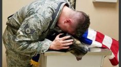 Soldado llora al ver morir a su mejor amigo y lo despide con honores como a un verdadero militar