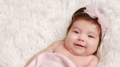 Mira el rostro de este bebé cuando oye a sus padres por primera vez al recibir un implante coclear