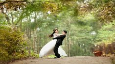 Amigos y familiares organizan una boda para que un joven con cáncer y su novia puedan dar el sí