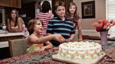 Una extraña paga el pastel de cumpleaños de una niña y deja una conmovedora tarjeta