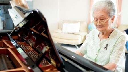 Con 84 años y sin poder leer las partituras esta mujer toca el piano con un talento increíble