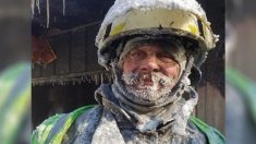 La imagen de un bombero congelado por el frío de -45°C tras luchar contra el fuego estremece a la red