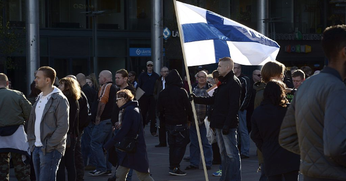 Un hombre sostiene una bandera nacional de Finlandia el 3 de octubre de 2015 en Helsinki. (Foto de HEIKKI SAUKKKOMAA/AFP/Getty Images)