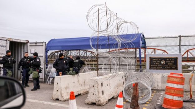 Pequeña ciudad de Texas se prepara para una caravana de inmigrantes desde el otro lado del río