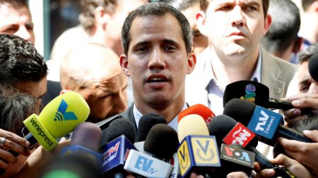 “Sería legal una intervención militar extranjera para asegurar la entrega de ayuda humanitaria”, dijo Guaidó