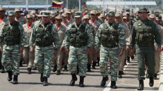 Soldados venezolanos se reúnen en la frontera de Colombia como demostración de fuerza para bloquear ayuda