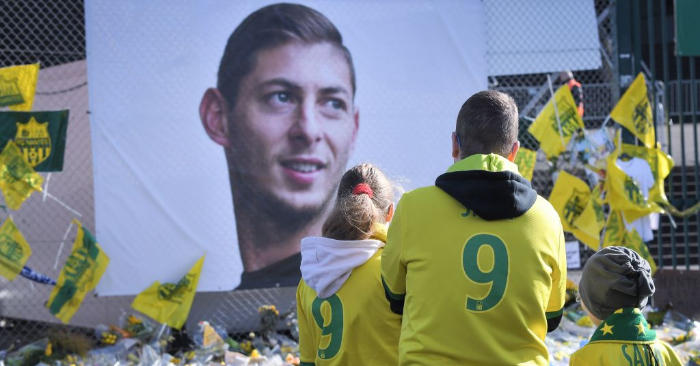 Los aficionados rinden homenaje y miran las flores amarillas que se exhiben ante el retrato del delantero argentino Emiliano Sala en el estadio Beaujoire de Nantes (Francia), el 10 de febrero de 2019. (Loic Venance/AFP/Getty Images)