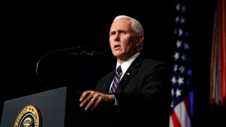 Mike Pence afirmó frente a multitud venezolana que no es tiempo para dialogar sino para actuar