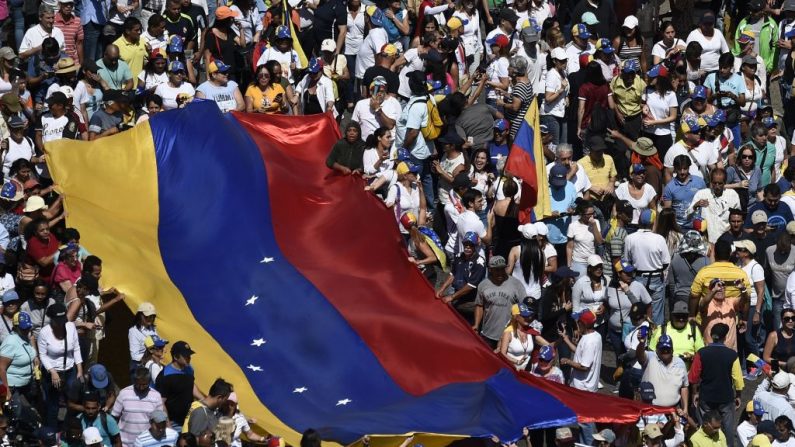 Venezolanos se lanzan a las calles para apoyar los llamamientos del presidente encargado Juan Guaidó para que se celebren elecciones anticipadas, en Caracas el 2 de febrero de 2019. (FEDERICO PARRA/AFP/Getty Images)