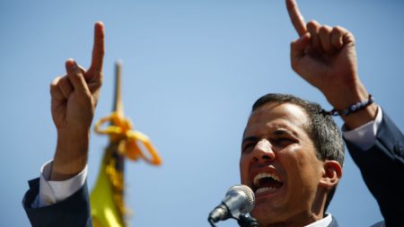 Guaidó llama a los venezolanos a exigir en los cuarteles militares el ingreso de ayuda humanitaria