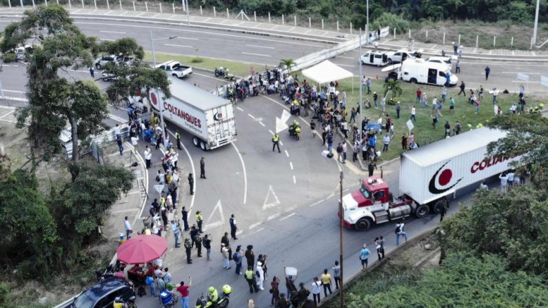 Vista aérea de camiones cargados con ayuda humanitaria para Venezuela en el puente Tienditas en la frontera entre Cúcuta, Colombia y Tachira, Venezuela, el 7 de febrero de 2019. - Oficiales militares venezolanos bloquearon un puente en la frontera con Colombia antes de la llegada. (EDINSON ESTUPINAN / AFP / Getty Images)