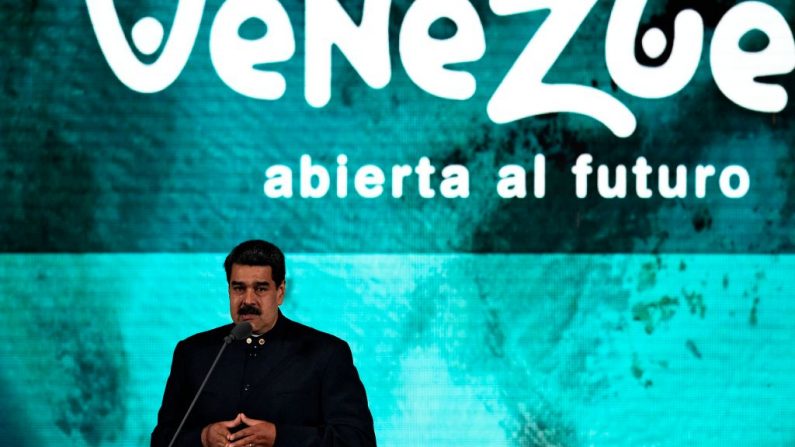 El dictador venezolano Nicolás Maduro habla con empresarios durante la presentación de la marca nacional de Venezuela en Caracas el 11 de febrero de 2019. (FEDERICO PARRA/AFP/Getty Images)