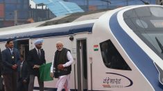 Choca con una vaca el primer tren de alta velocidad de India al volver de su viaje inaugural