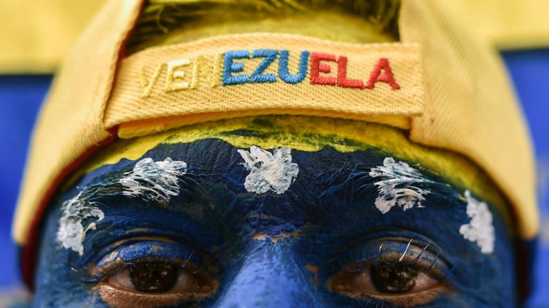 Un hombre con la cara pintada con los colores nacionales de Venezuela, asiste al concierto "Venezuela Aid Live", organizado para recaudar fondos para la campaña de ayuda humanitaria en el Puente Internacional Tienditas en Cúcuta, Colombia, el 22 de febrero de 2019. (LUIS ROBAYO/AFP/Getty Images)