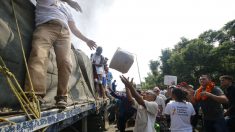 Ayuda humanitaria almacenada en Cúcuta es entregada a venezolanos en Colombia