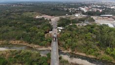 Maduro manda a rellenar contenedores en puentes fronterizos y Colombia denuncia que podrían colapsar