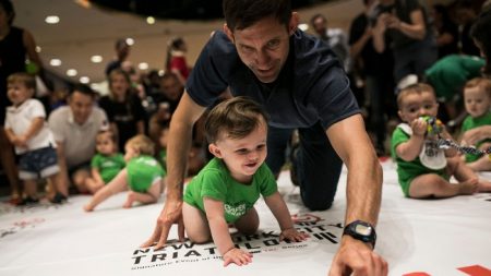 El riesgo de dejar a los niños en manos del móvil para calmar rabietas