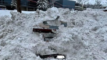 Tractor golpea un coche enterrado en la nieve y descubren una mujer atrapada en su interior