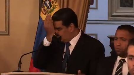 Luego de un corte de luz en Miraflores, el líder socialista Nicolás Maduro interrumpe su discurso a los periodistas (Captura de vídeo Efe)