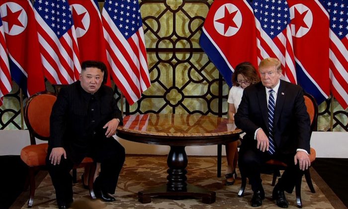 El presidente de Estados Unidos Donald Trump  y el líder de Corea del Norte Kim Jong-un en su segunda cumbre en el hotel Sofitel Legend Metropole de Hanoi, Vietnam, el 28 de febrero de 2019. (Agencia de Noticias de Vietnam/Hout/Getty Images)
