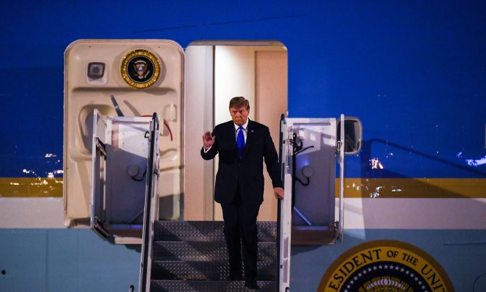 El presidente Donald Trump saluda al desembarcar del Air Force One en el Aeropuerto Internacional Noi Bai de Hanoi el 26 de febrero de 2019. (MANAN VATSYAYANA/AFP/Getty Images)