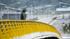 EE.UU. está en contacto con el ejército venezolano para instarlos a desertar, afirma funcionario